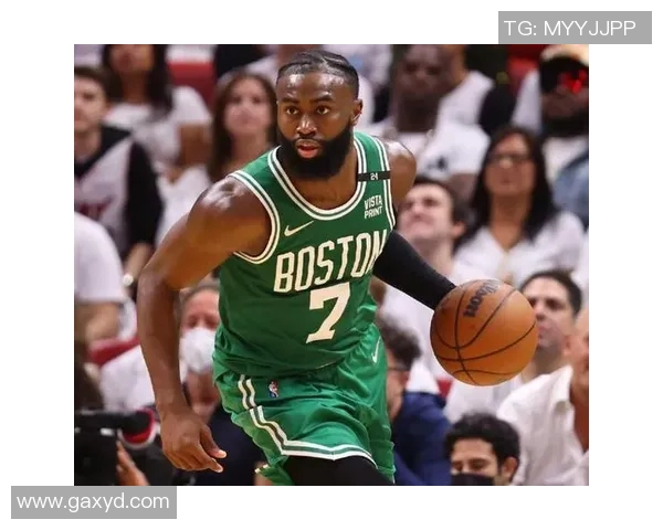 增发粉蹭对手一身，杰伦布朗秃头现实藏不住了，爽性剃光头吧